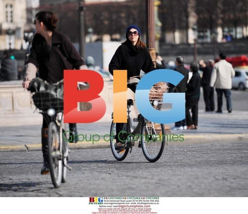 Jessica Alba Cycles in Paris