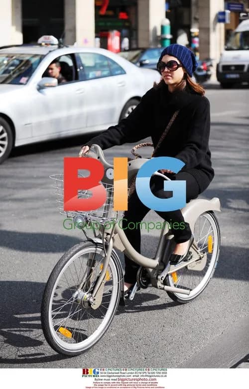 Jessica Alba Bikes in Paris