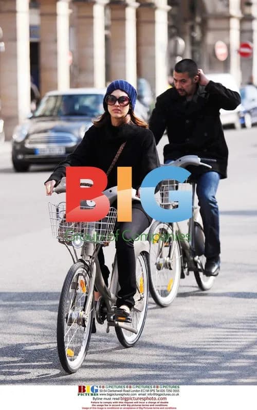 Jessica Alba Cycles in Paris