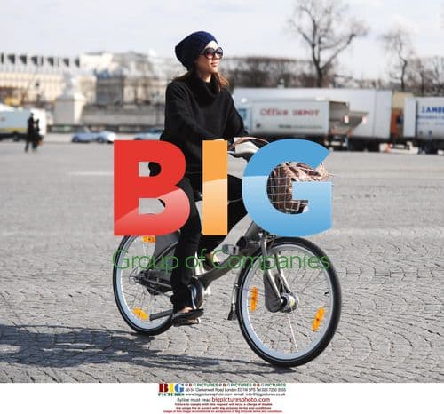 Jessica Alba Tries Cycling in Paris