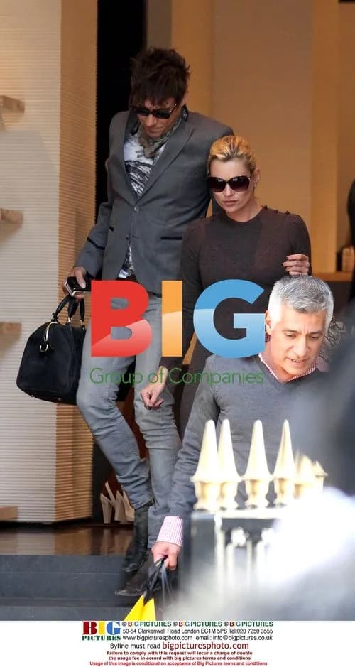 Kate Moss goes shopping with Jamie Hince