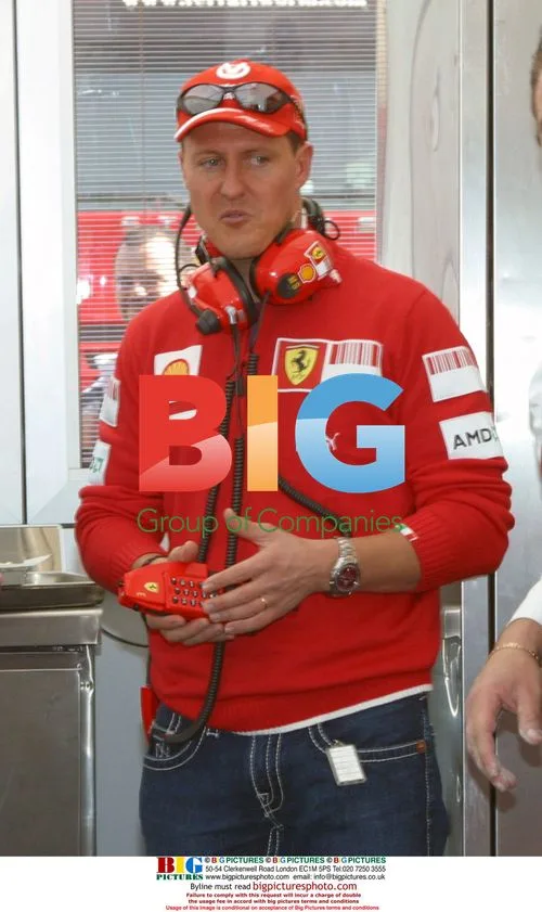 Schumacher and Raikkonen sign autographs