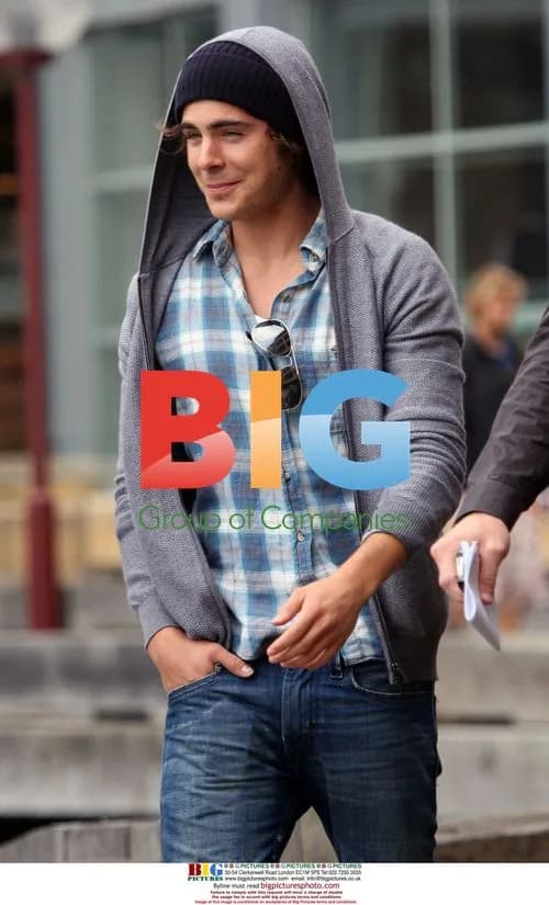 Zac Efron takes a stroll in Sydney