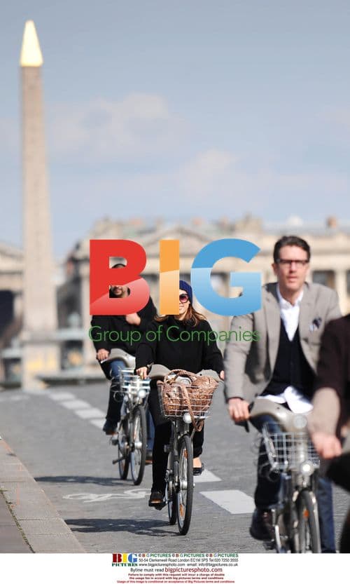 Jessica Alba Bikes in Paris