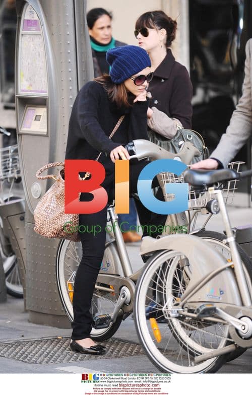 Jessica Alba Cycles in Paris