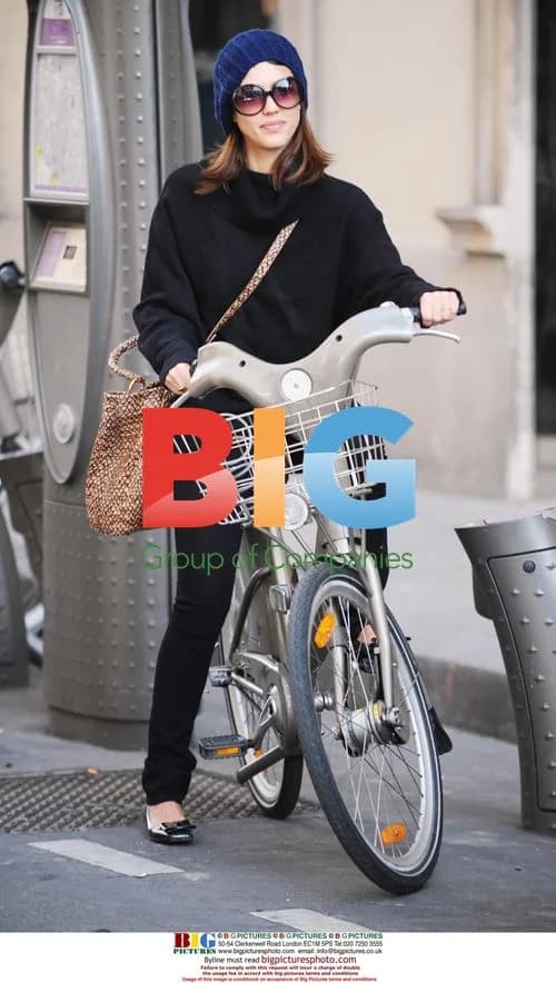 Jessica Alba Bikes in Paris