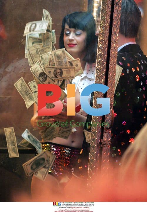 Katy Perry films "Waking Up In Vegas" music video