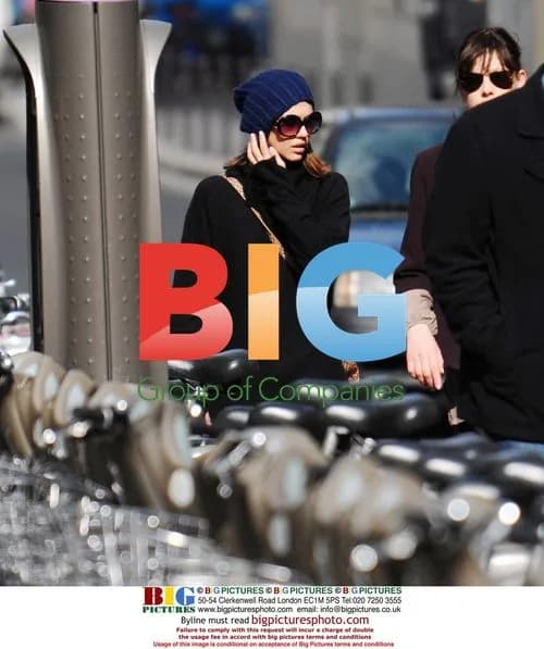 Jessica Alba Cycles in Paris