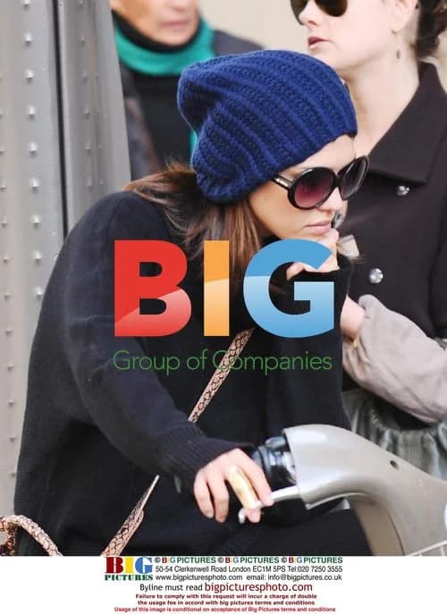 Jessica Alba Bikes in Paris