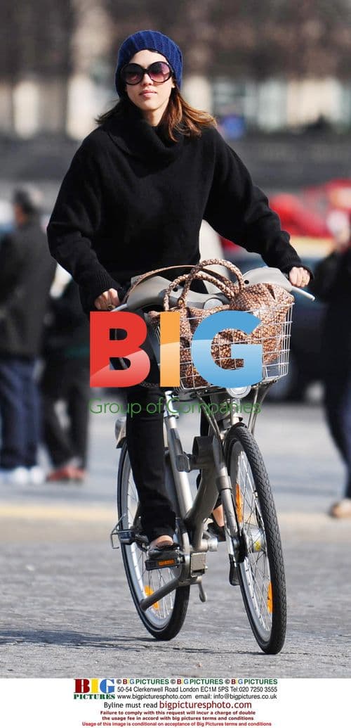 Jessica Alba bikes in Paris