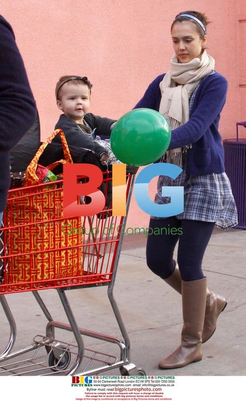 Jessica Alba and family shop at Trader Joe's