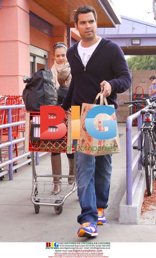 Jessica Alba and family shop for groceries