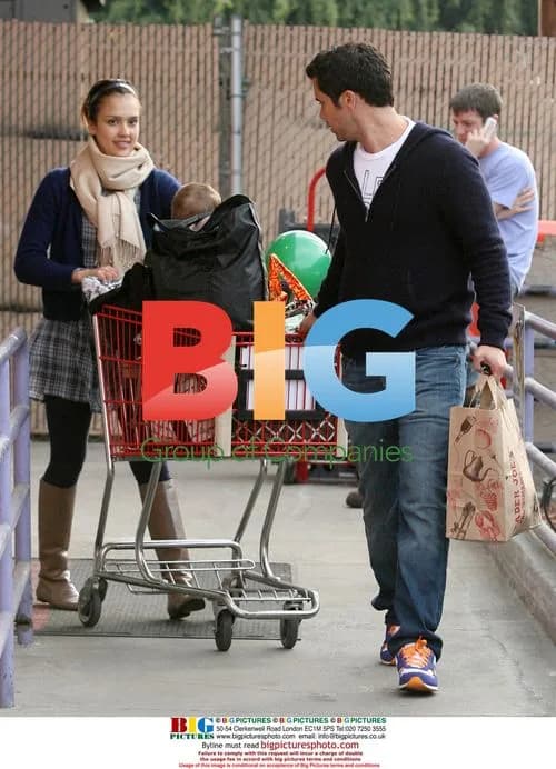 Jessica Alba grocery shopping with family