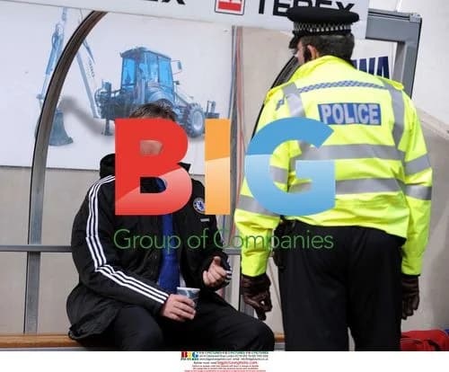 Hiddink talks to policeman before Coventry vs Chelsea