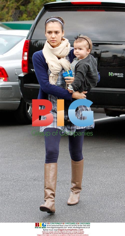 Jessica Alba's Family Grocery Outing