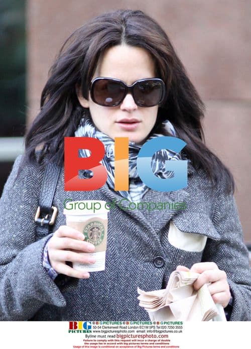 Elizabeth Reaser grabs Starbucks before New Moon filming