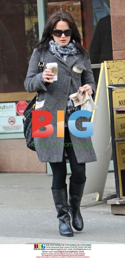 Elizabeth Reaser grabs Starbucks before 'New Moon'