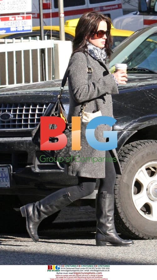 Elizabeth Reaser gets Starbucks before New Moon filming