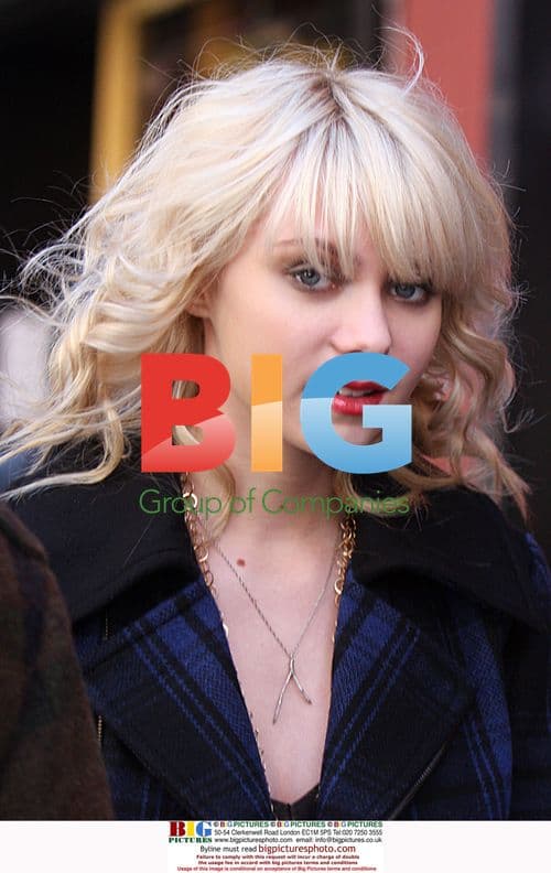 Gossip Girl cast on set