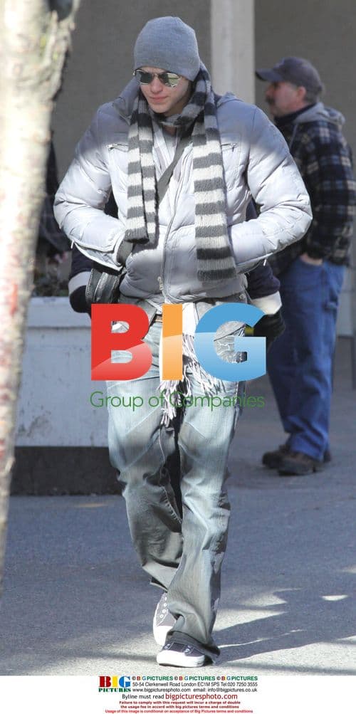 Kellan Lutz takes chilly walk in Vancouver