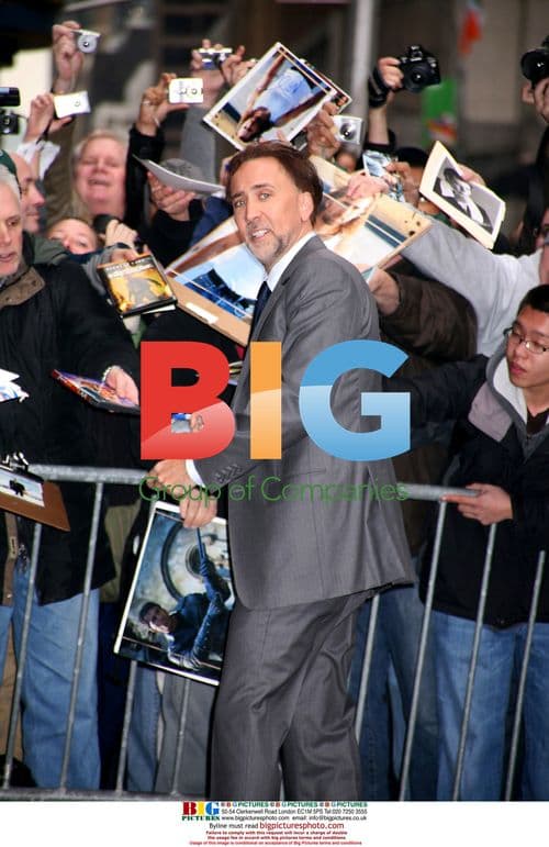 Nicolas Cage signs autographs on 'The Late Show'