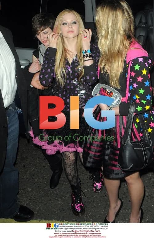 Avril Lavigne enjoys night out with friends