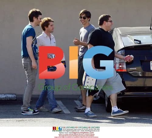 Justin Long and Jonah Hill buy burgers and beers