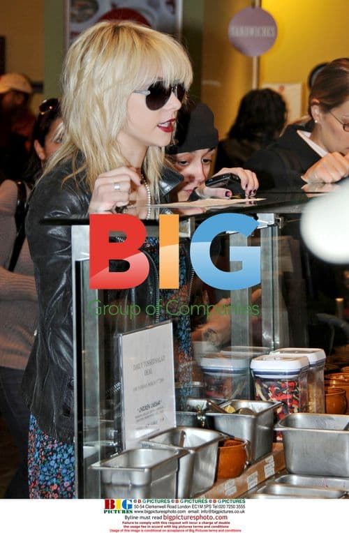 Taylor Momsen grabs a salad in NYC