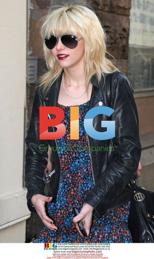 Taylor Momsen Grabs Lunch in NYC