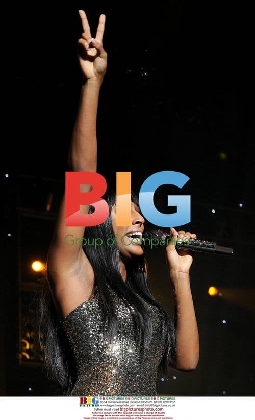 Eoghan Quigg's mysterious bulge at X Factor Live Tour