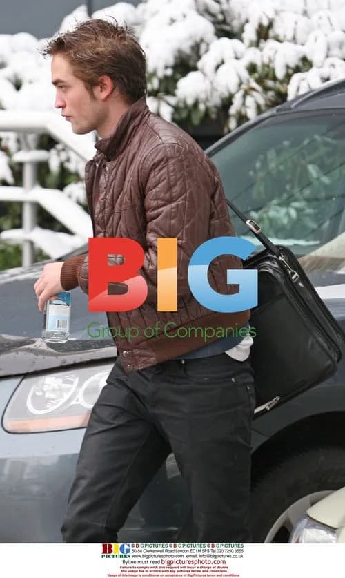 Robert Pattinson takes snowy walk in Vancouver
