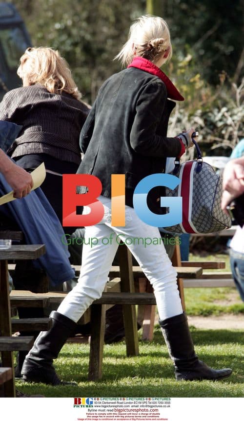 Kate Moss takes mom to pub in Cotswold