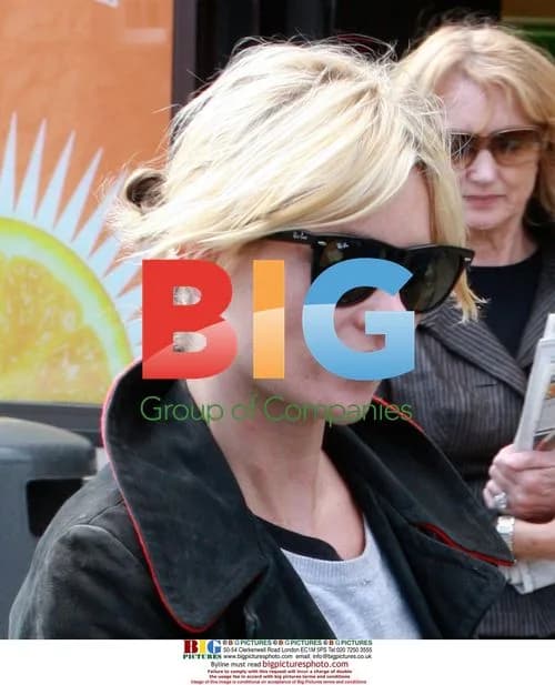 Kate Moss takes her mom Linda to pub near Cotswolds home
