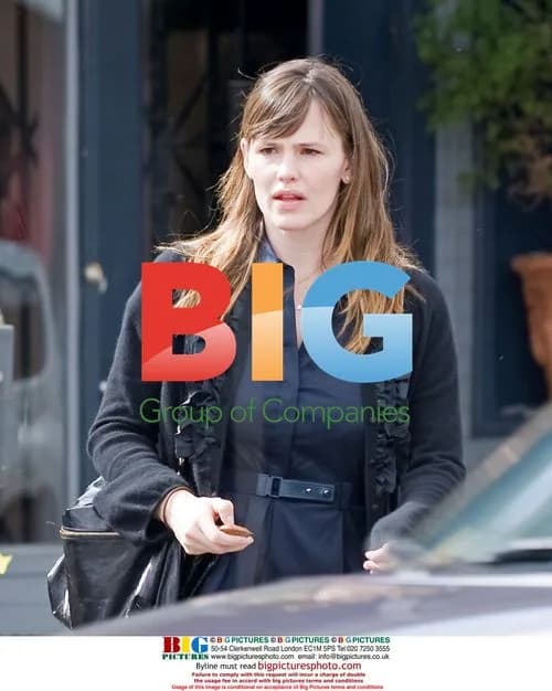 Jennifer Garner Leaves Paddington's Tea Room