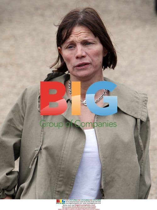 Jackie gives emotional statement at Jade Goody's house