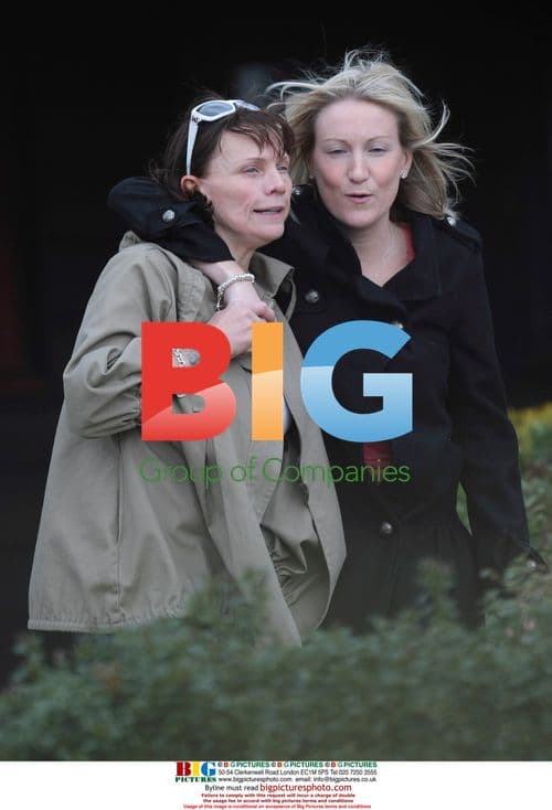 Jackie gives emotional statement outside Jade Goody's home