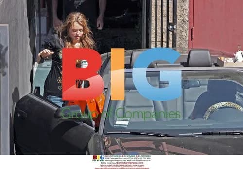 Miley Cyrus stops for lunch at In-N-Out