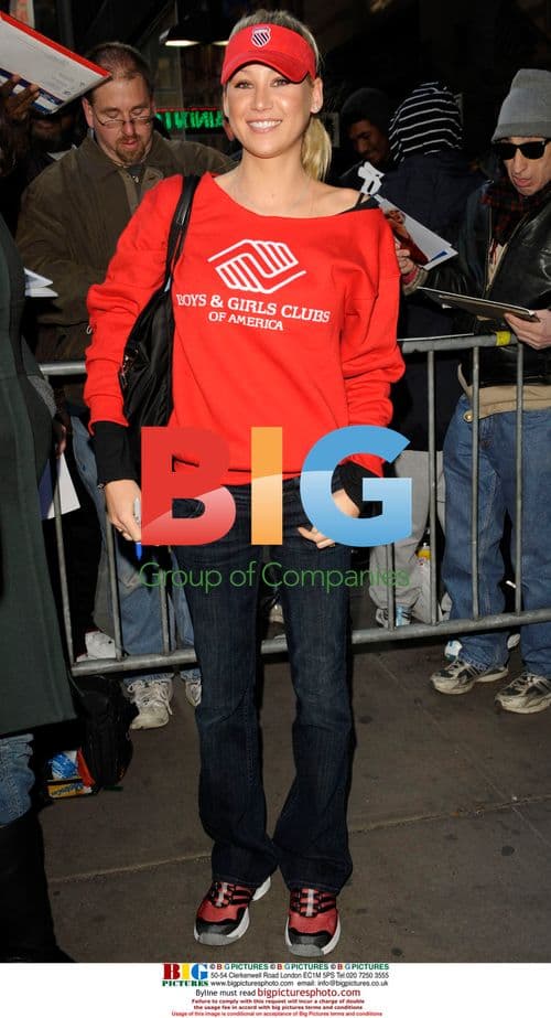 Anna Kournikova signs autographs