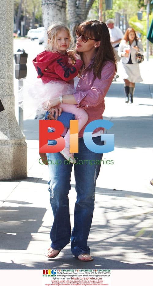 Jennifer Garner and Daughter Violet Get Ice Cream