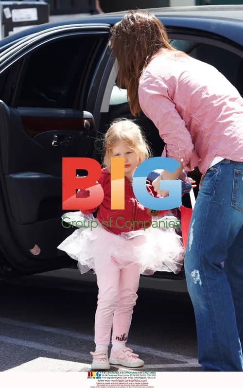 Jennifer Garner and Violet get ice cream