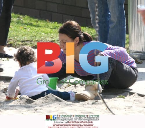 Justine Bateman plays with son in park