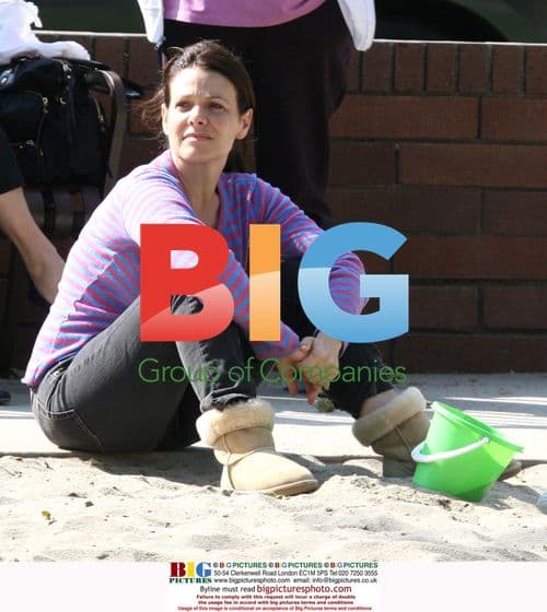 Justine Bateman plays in park with son