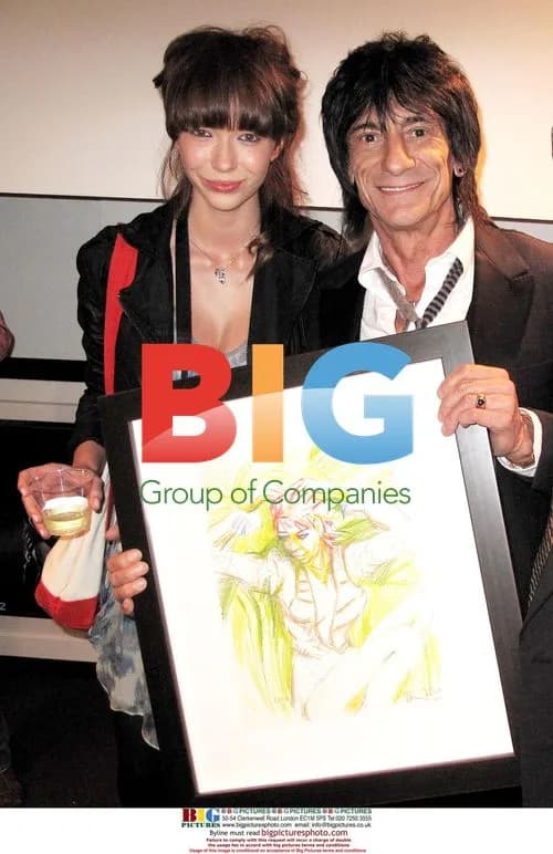 Ronnie Wood paints portraits of his girlfriend