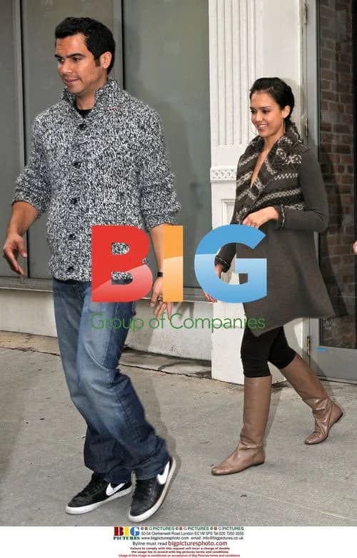 Jessica Alba & Cash Warren House Hunting