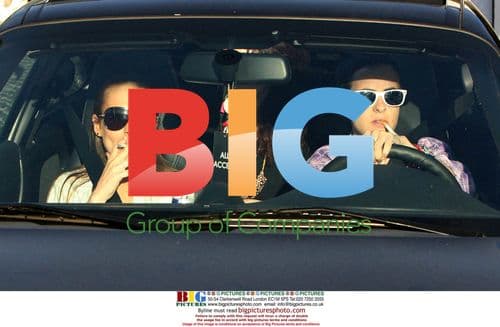 Lindsay Lohan and Samantha Ronson smoke after dinner