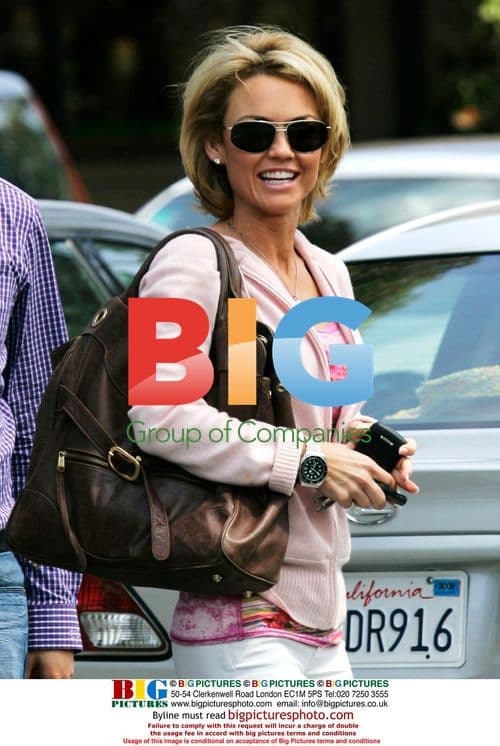 Kelly Carlson gives peace sign