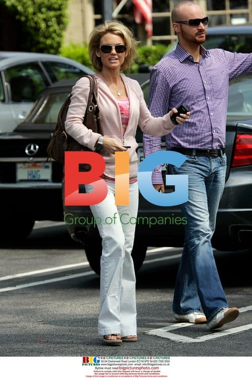 Kelly Carlson Gives Peace Sign