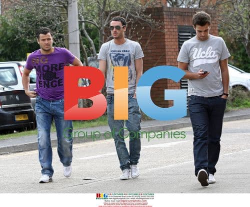 Jack Tweed eats pizza with friends