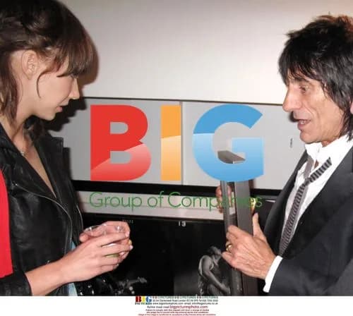 Ronnie Wood paints girlfriend