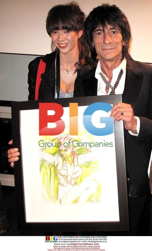 Ronnie Wood paints portraits of girlfriend at art show